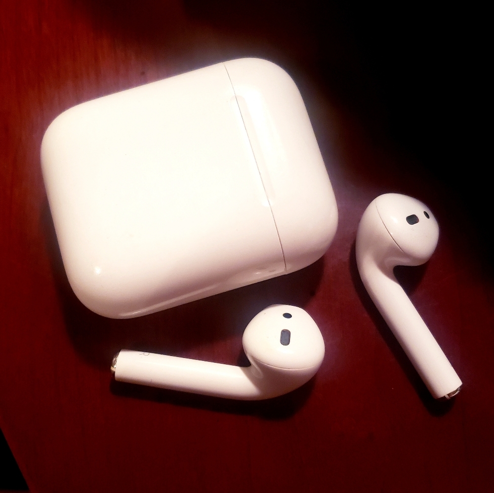 Apple Airpods, 2nd generation.